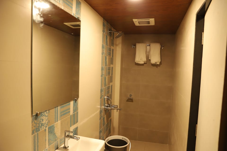 Deluxe Room | Bathroom | Shower, rainfall showerhead, free toiletries, towels