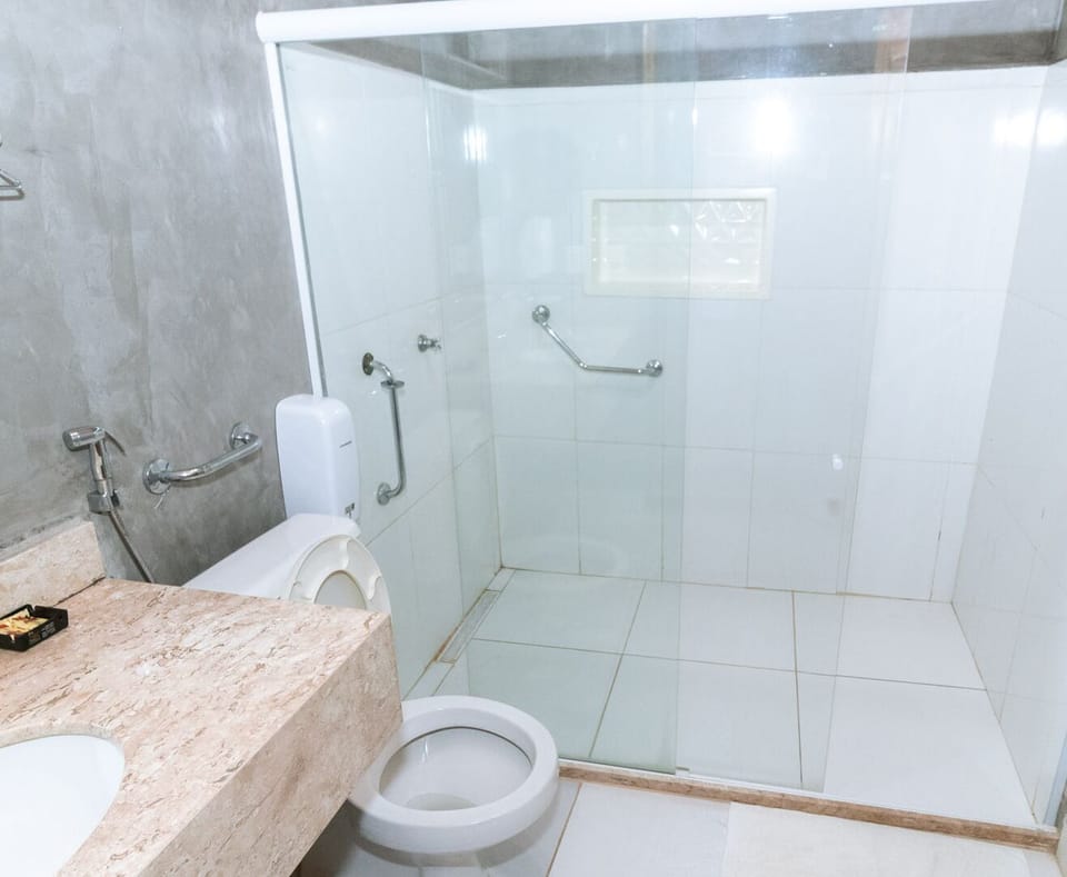 Apartamento Standard - FLAT | Bathroom | Shower, rainfall showerhead, towels, soap