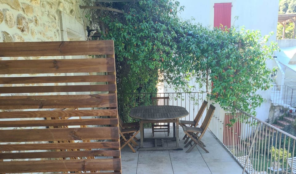 Les terrasses, gîtes en Cévennes - Terrasse ombragée par le jasmin