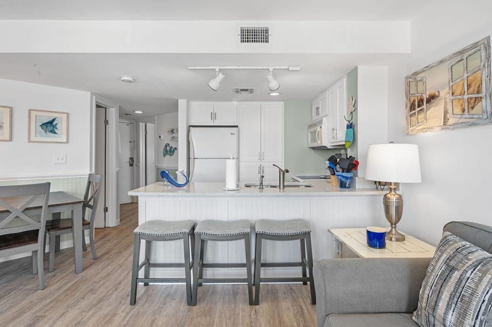 Extra dining area - Bar and Bar Stools