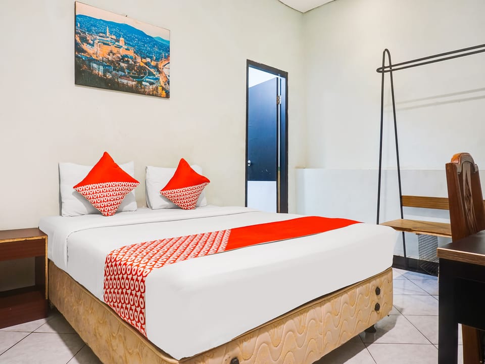 Standard Double Room | Desk, WiFi (free), bed sheets
