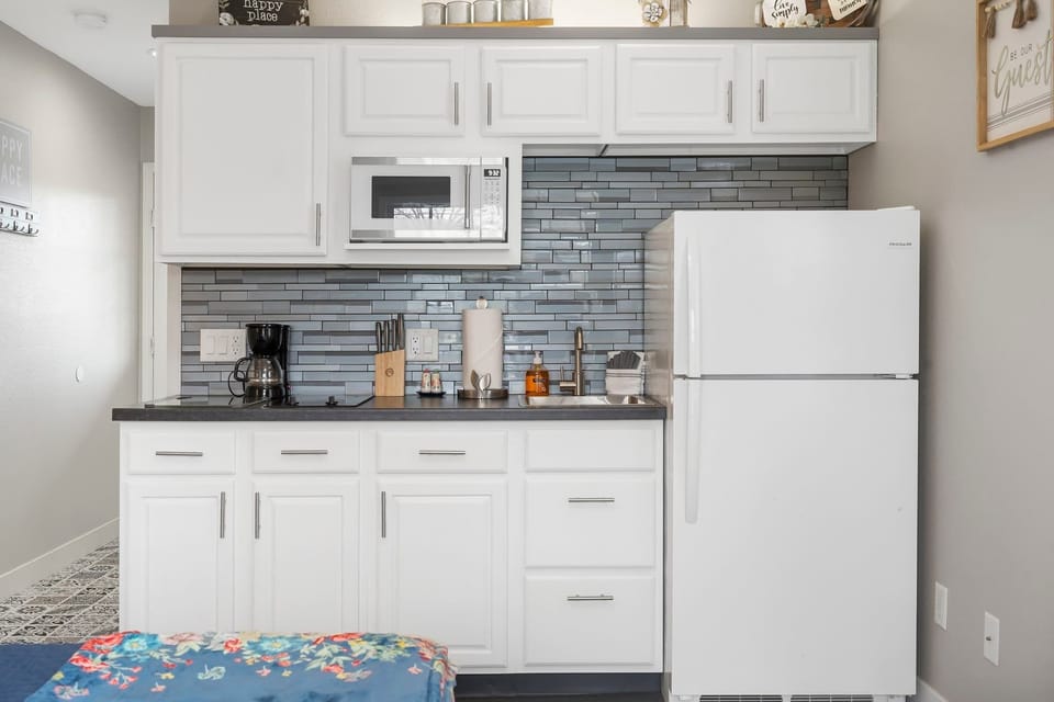Studio Suite, 1 Queen Bed, Balcony, Golf View (Happy Place Hideaway) | Private kitchen | Fridge, microwave, stovetop, coffee/tea maker