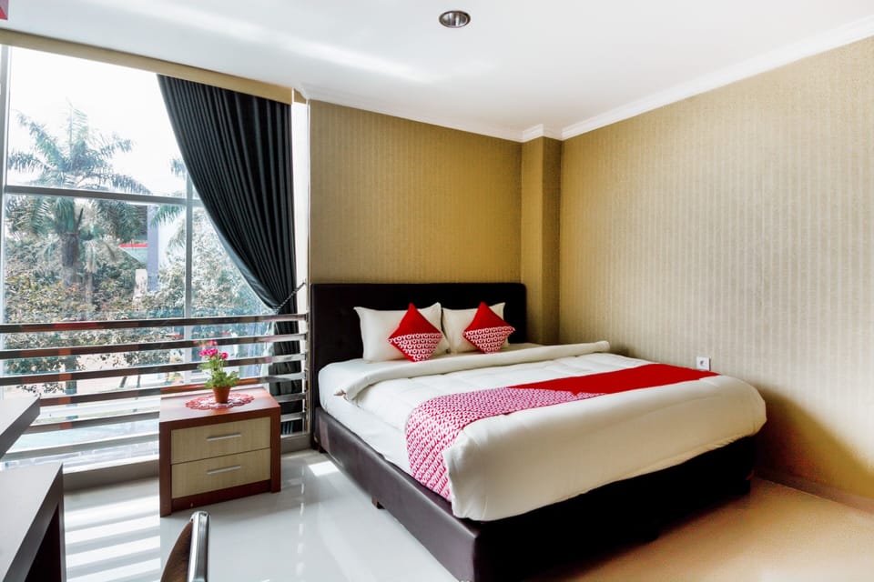 Desk, WiFi (free), bed sheets