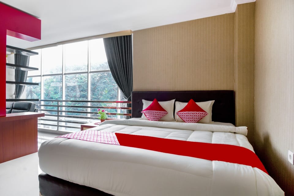 Desk, WiFi (free), bed sheets