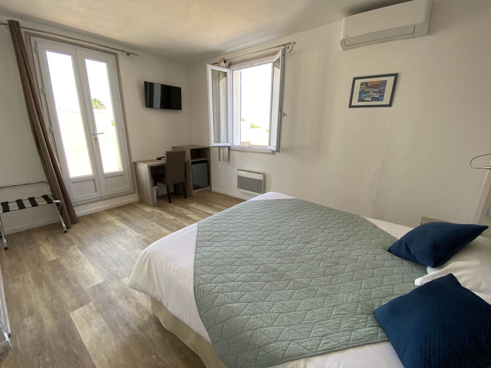 Superior Double Room | In-room safe, desk, soundproofing, free WiFi