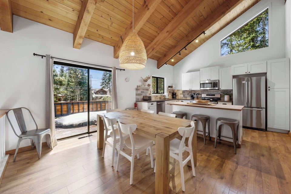House, Multiple Beds, Patio, Mountain View (Bright & Modern Cabin) | Private kitchen | Coffee/tea maker, fridge, microwave, oven