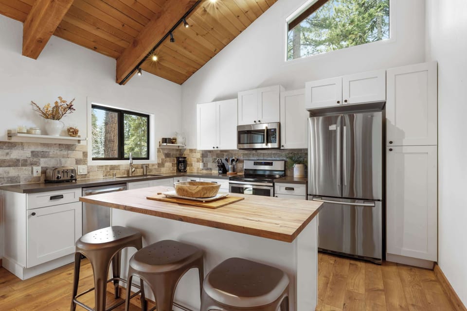 House, Multiple Beds, Patio, Mountain View (Bright & Modern Cabin) | Private kitchen | Coffee/tea maker, fridge, microwave, oven