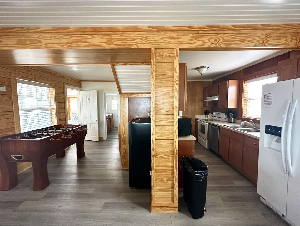 Superior Cottage | Living area | 40-inch TV with cable channels