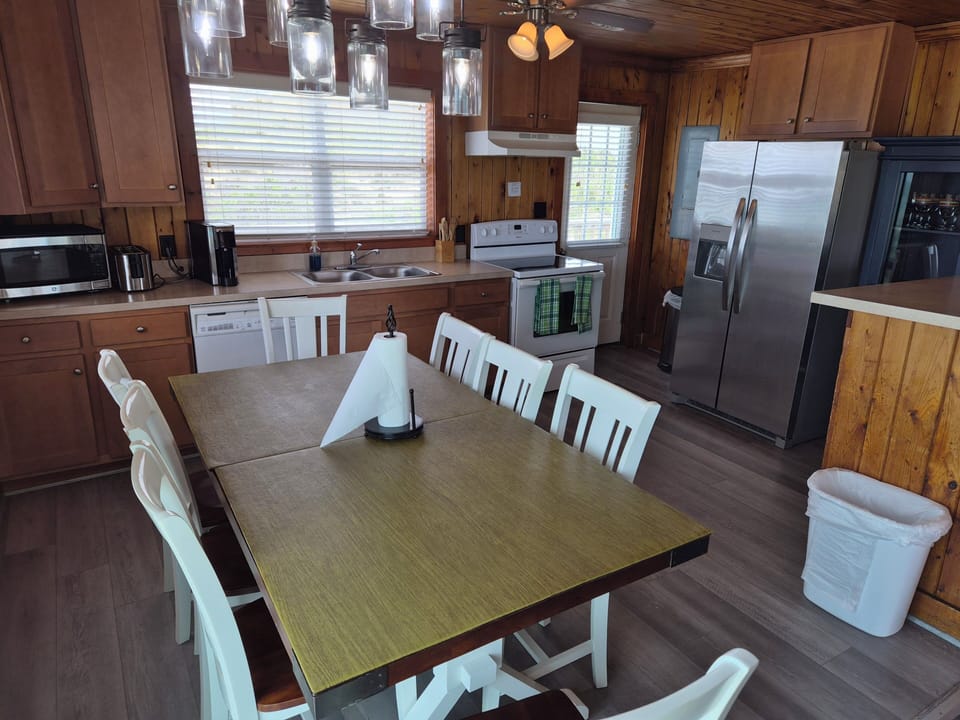 Exclusive Cottage | Private kitchen | Mini-fridge, microwave