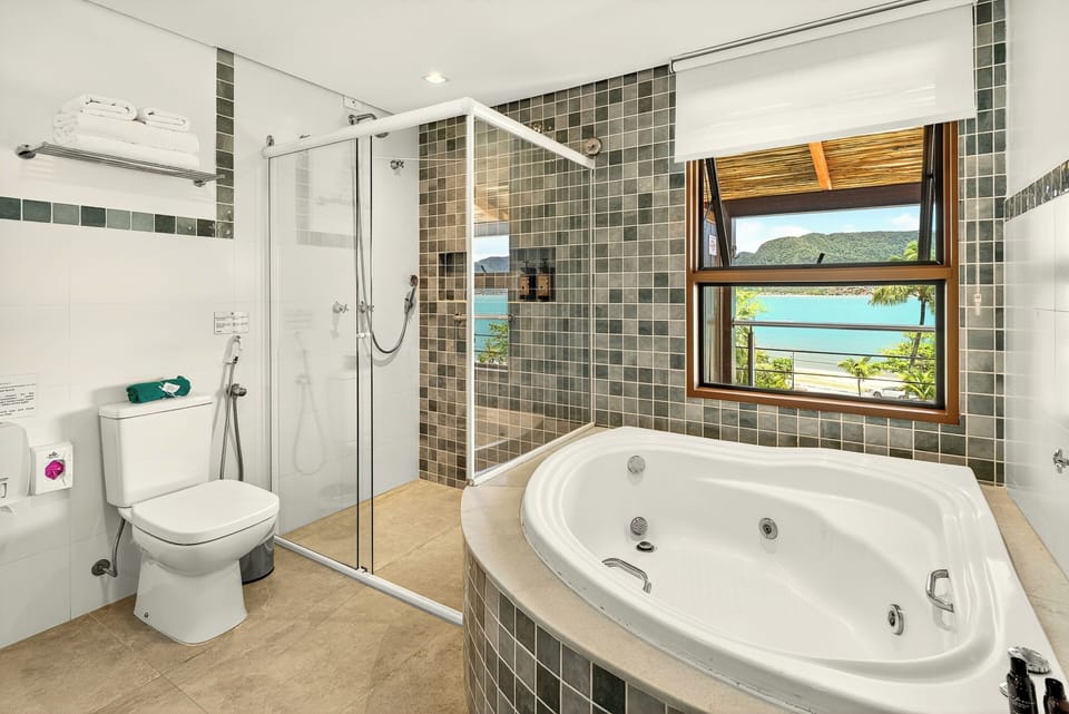 Deluxe Plus com Hidro | Bathroom | Designer toiletries, hair dryer, towels, soap