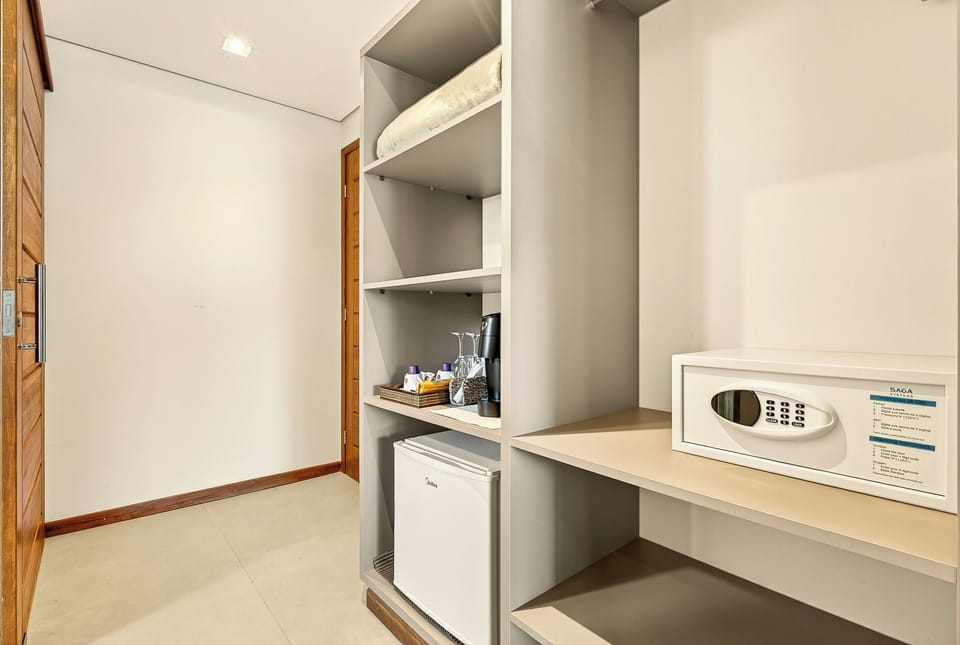 Standard Superior (PNE - acessivel) | Minibar, in-room safe, WiFi (free), bed sheets