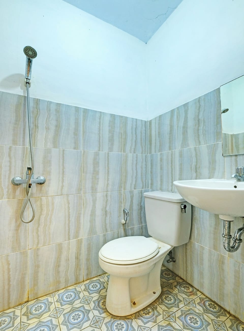 Standard Double Room | Bathroom | Shower, towels