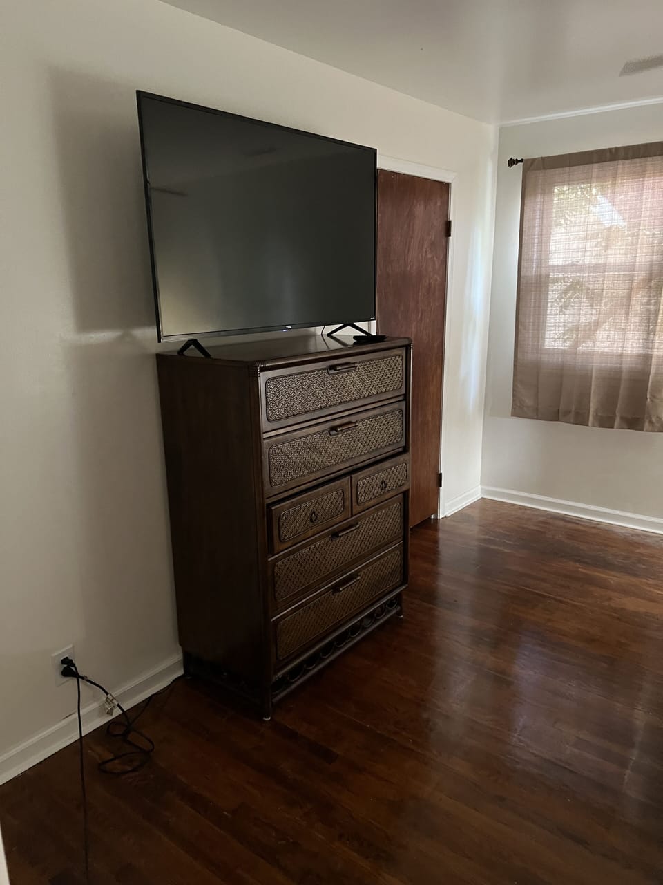 Indoors, Hardwood, Screen, Floor, Flooring