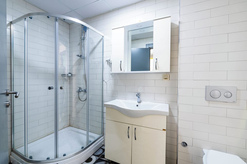 Economy Room | Bathroom | Shower, rainfall showerhead, hair dryer, slippers