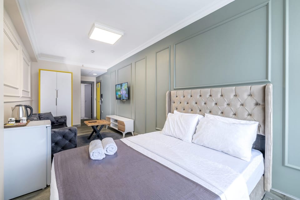 Egyptian cotton sheets, premium bedding, minibar, laptop workspace