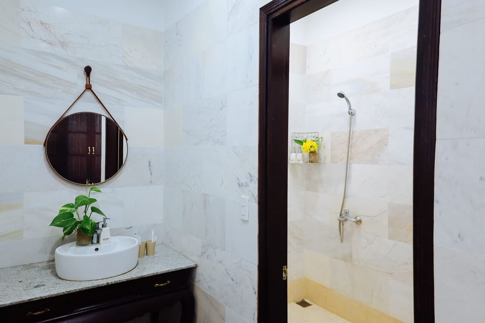 Deluxe Double Room, Balcony | Bathroom | Shower, rainfall showerhead, hair dryer, slippers