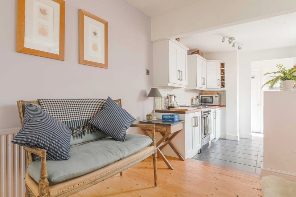 Dining room into kitchen