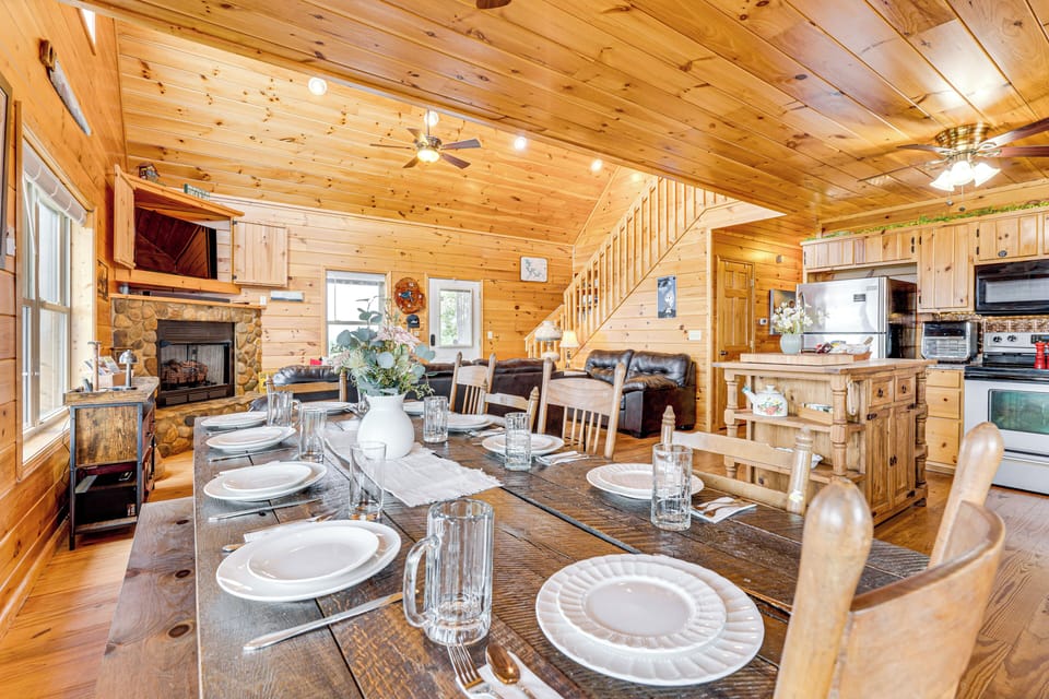 Dining Area | 1st Floor | Dishware/Flatware Provided