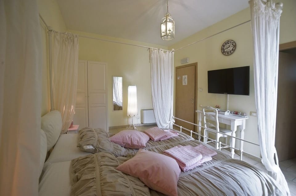 Exclusive Room | Desk, free WiFi, bed sheets