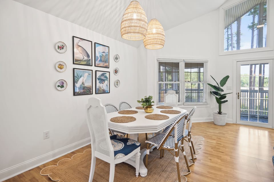 Seating for 6 at dining table and 4 at kitchen island.