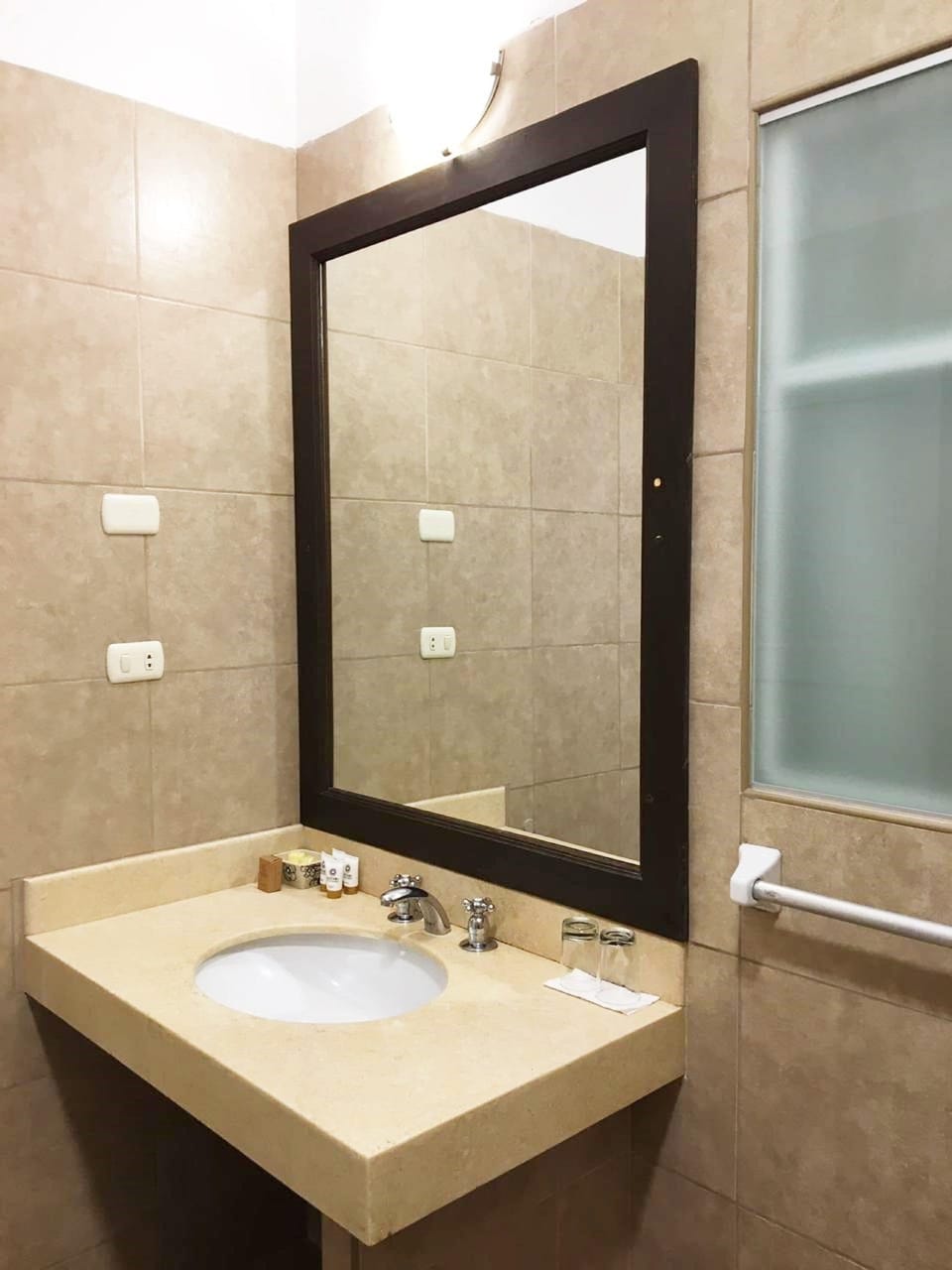 Deluxe Triple Room | Bathroom | Free toiletries, towels