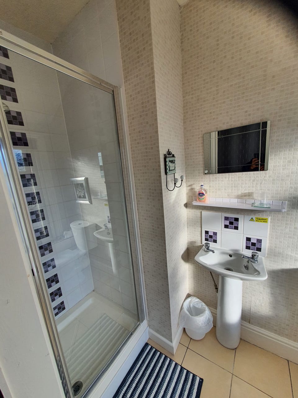 Classic Double Room | Bathroom | Hair dryer, towels