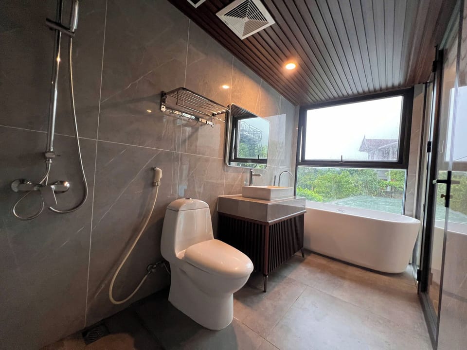 Deluxe Single Room | Bathroom | Shower, free toiletries, hair dryer, slippers