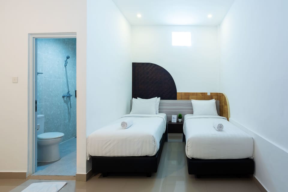 Premium Twin Room | Desk, free WiFi, bed sheets