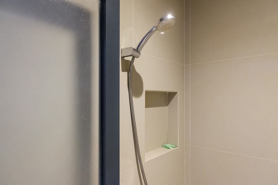Deluxe Twin Room | Bathroom | Shower, bidet, towels