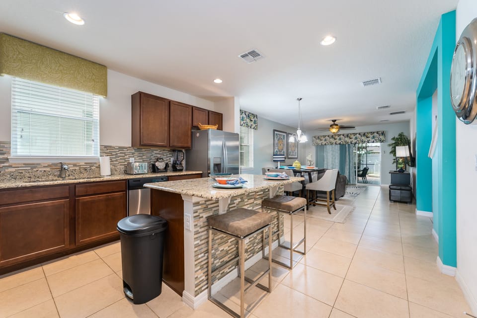 Fully equipped kitchen with breakfast bar seating for 2