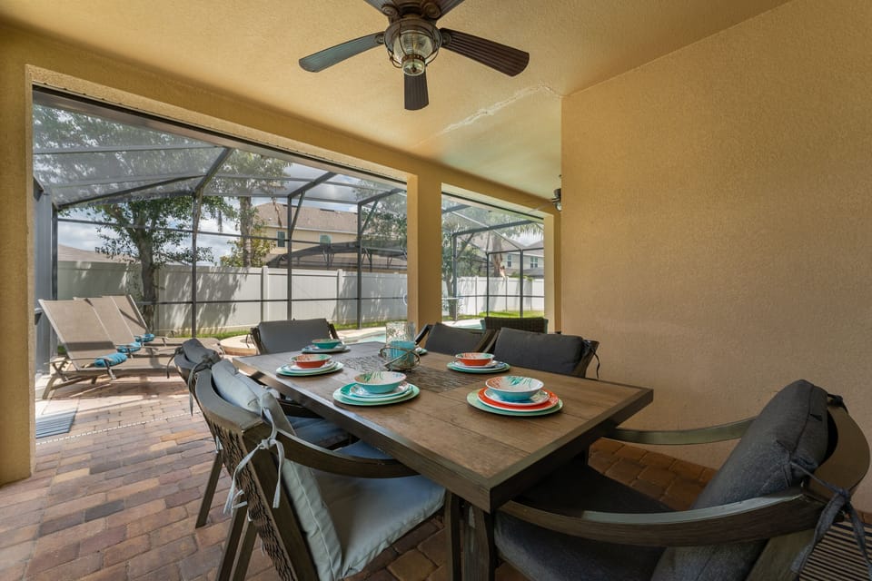Outdoor dining table seating for 6