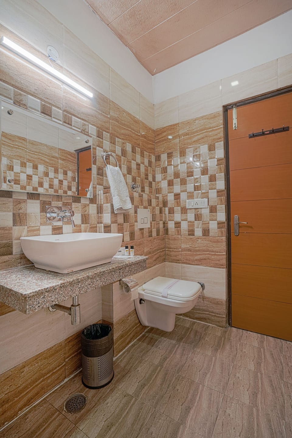 Family Room | Bathroom | Shower, free toiletries, hair dryer, slippers
