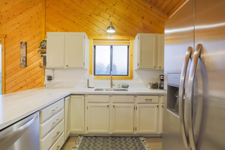 Stay in and make a meal using this well-appointed kitchen!