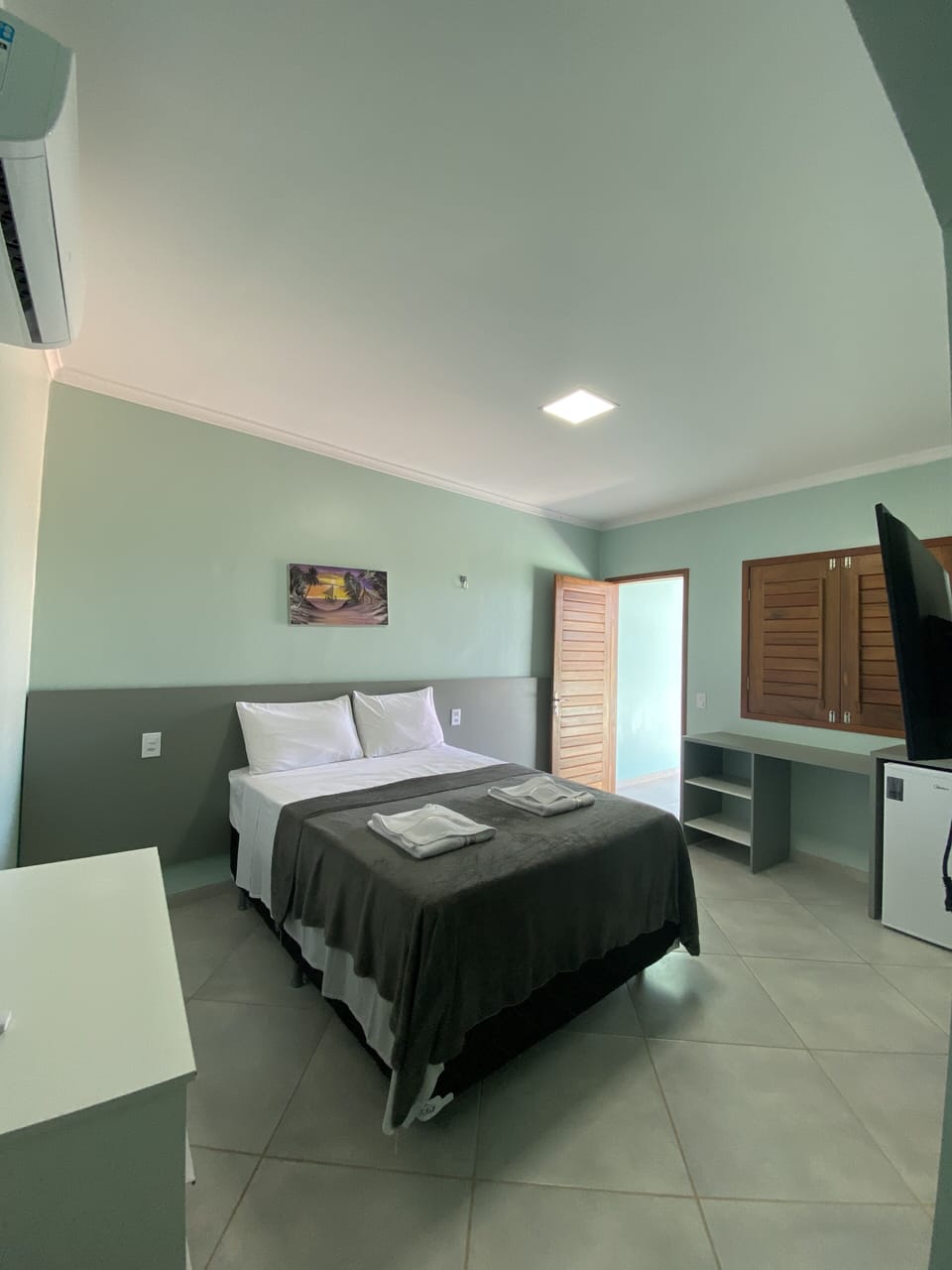 Individually furnished, desk, laptop workspace, free WiFi