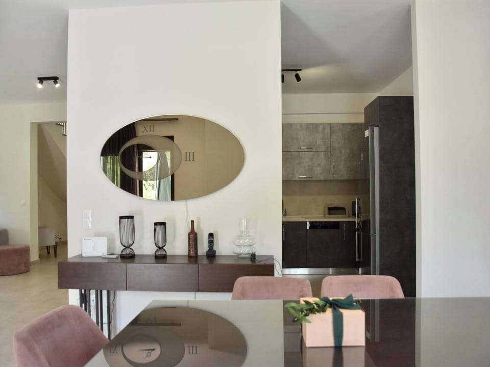 Villa, 6 Bedrooms, Private Pool, Garden View | Dining room