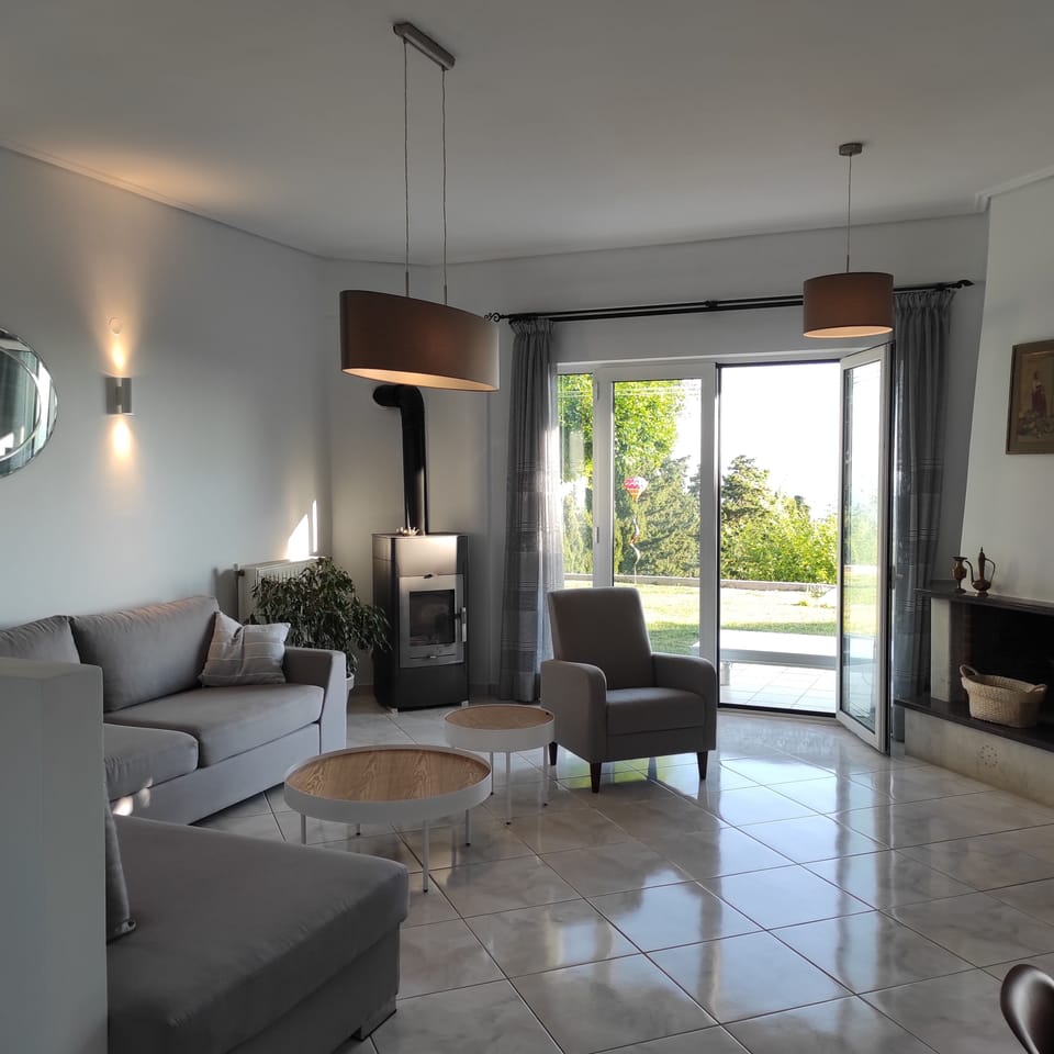 Villa, 3 Bedrooms, Smoking, Terrace | Living room | Books