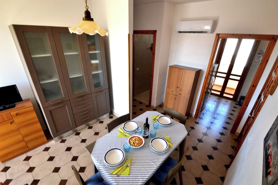 Apartment, 2 Bedrooms, Smoking, Balcony | Dining room