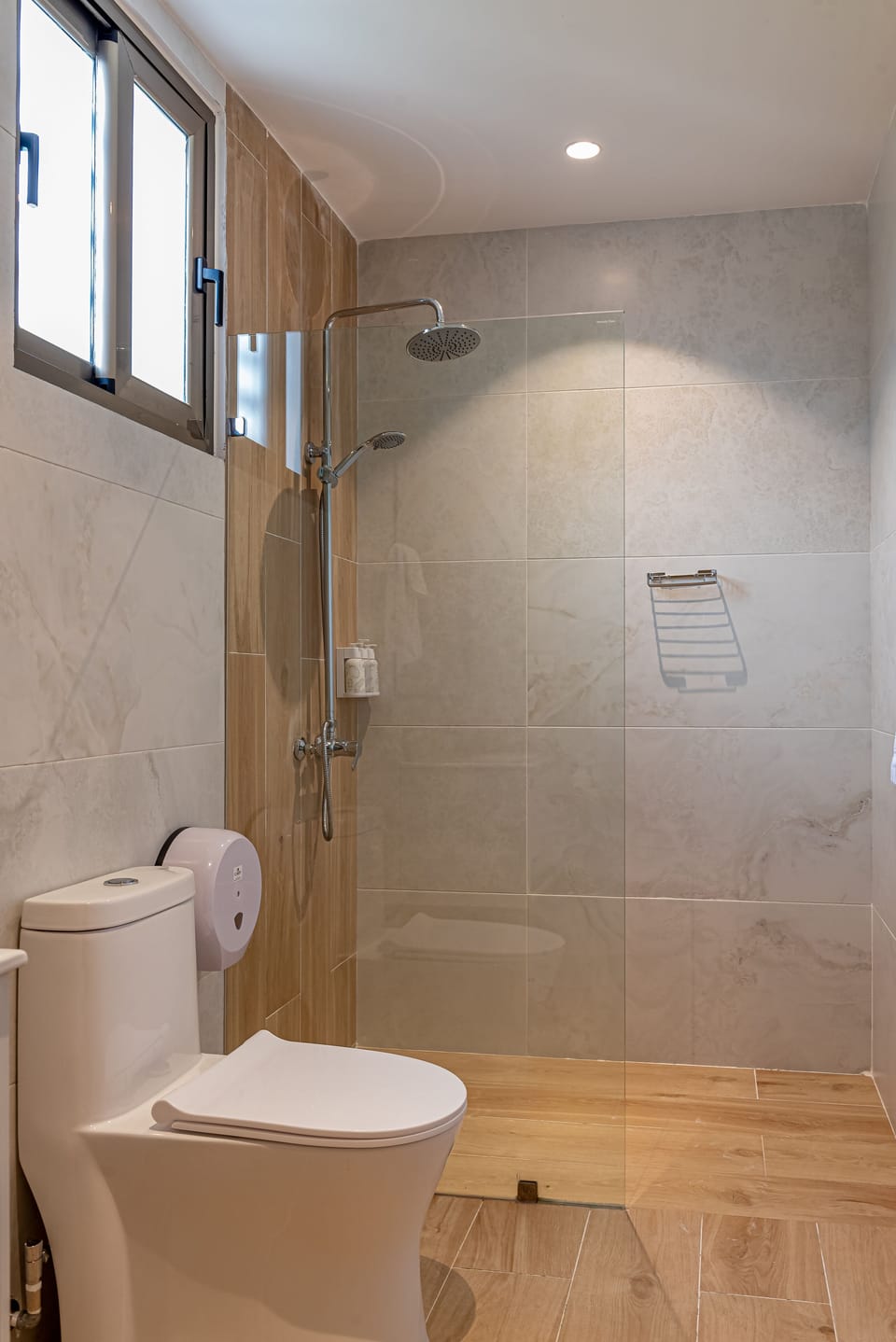 Family Room | Bathroom | Shower, hydromassage showerhead, hair dryer, towels