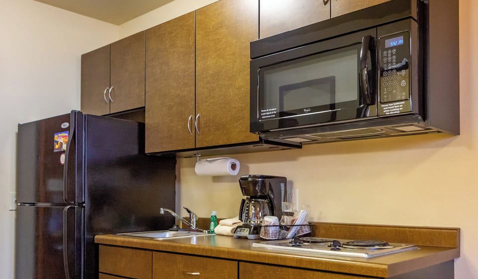 Full-size fridge, microwave, stovetop, coffee/tea maker
