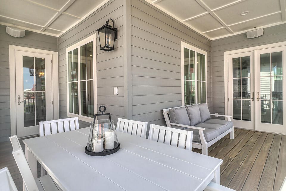 Outdoor Dining with Peaks of Gulf, 2nd Floor