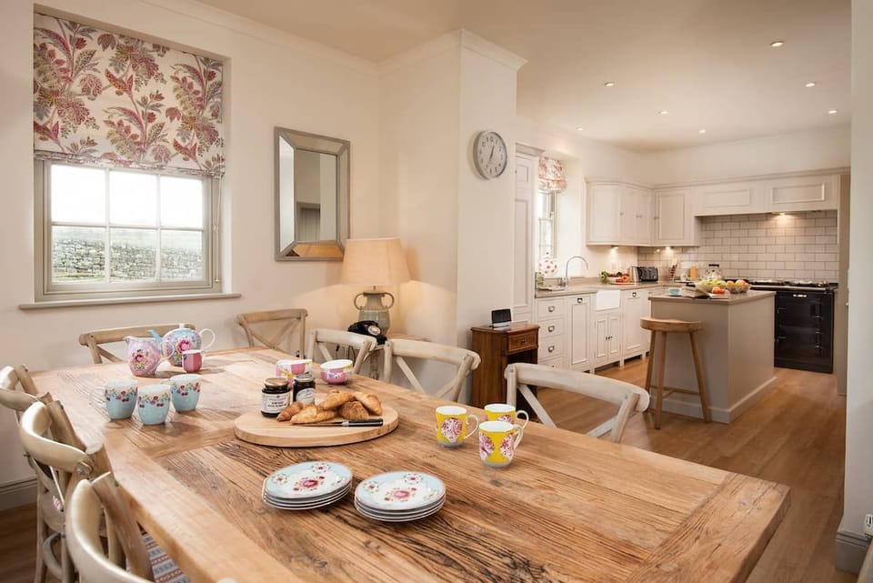 Broadgate House - kitchen and dining area with seating for 10 guests