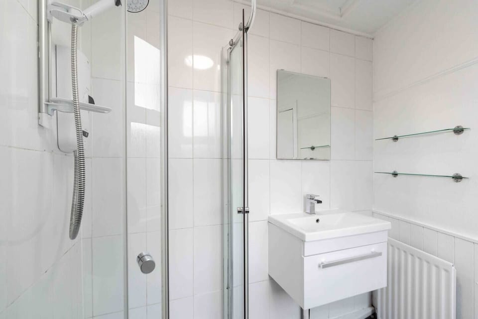 Full Bathroom:
- Sink
- Toilet
- Shower
