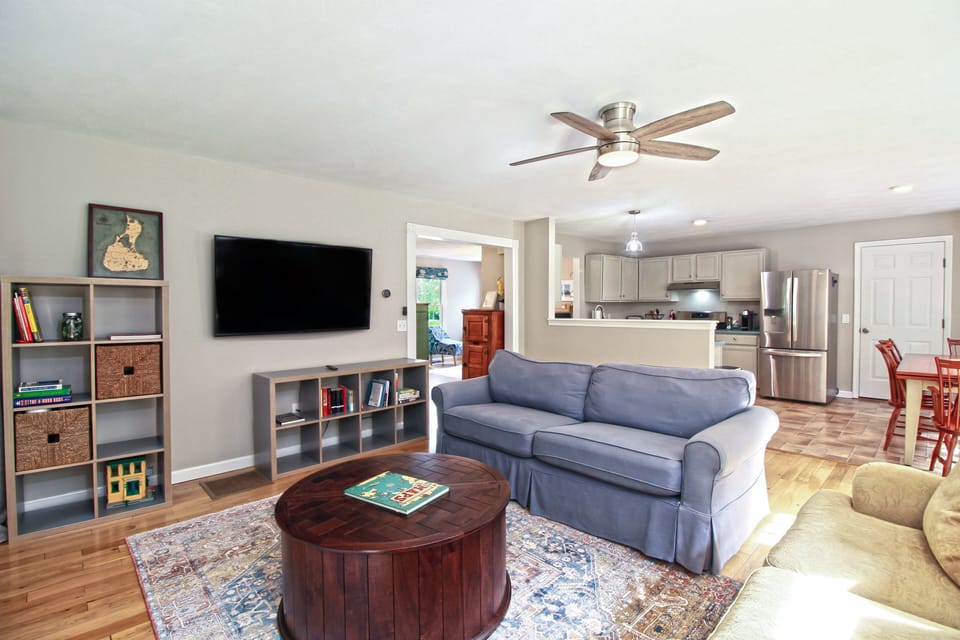 Living room with open floor plan & smart TV 55"