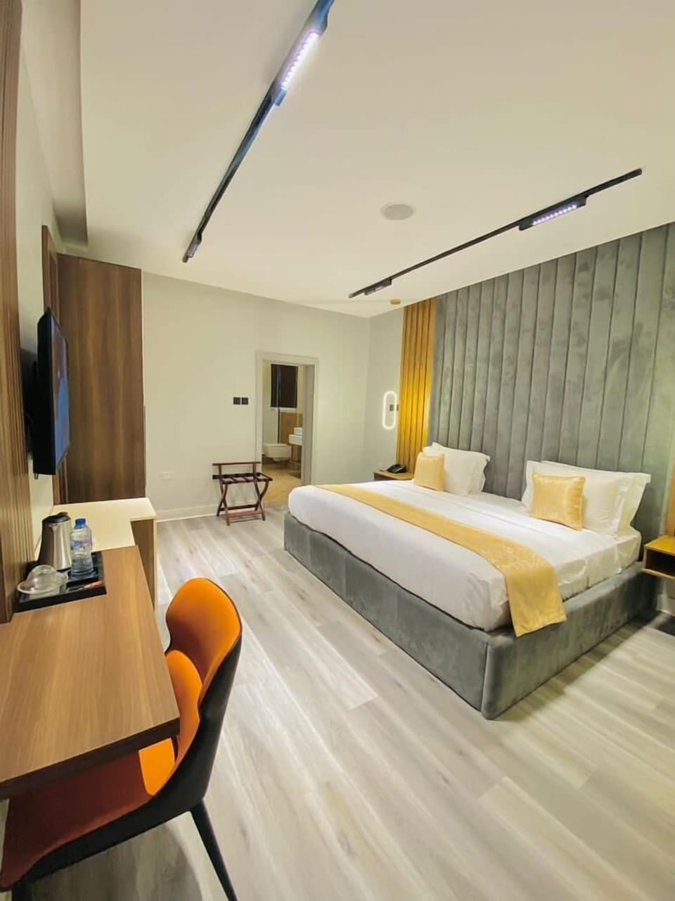 Executive Suite | Egyptian cotton sheets, premium bedding, pillowtop beds