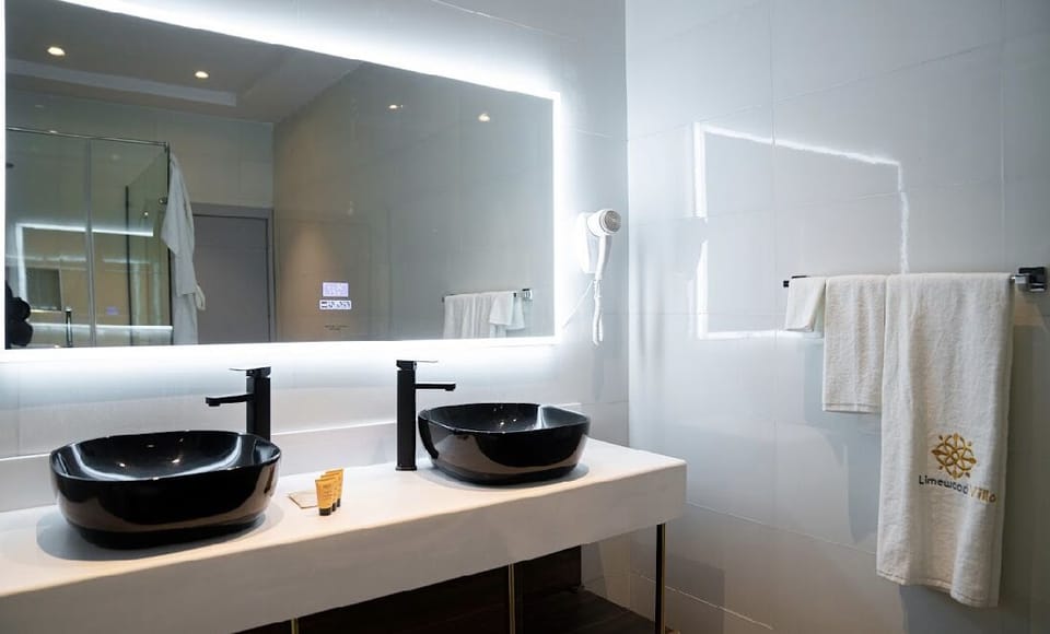 Deluxe Room | Bathroom | Free toiletries, slippers, towels, soap