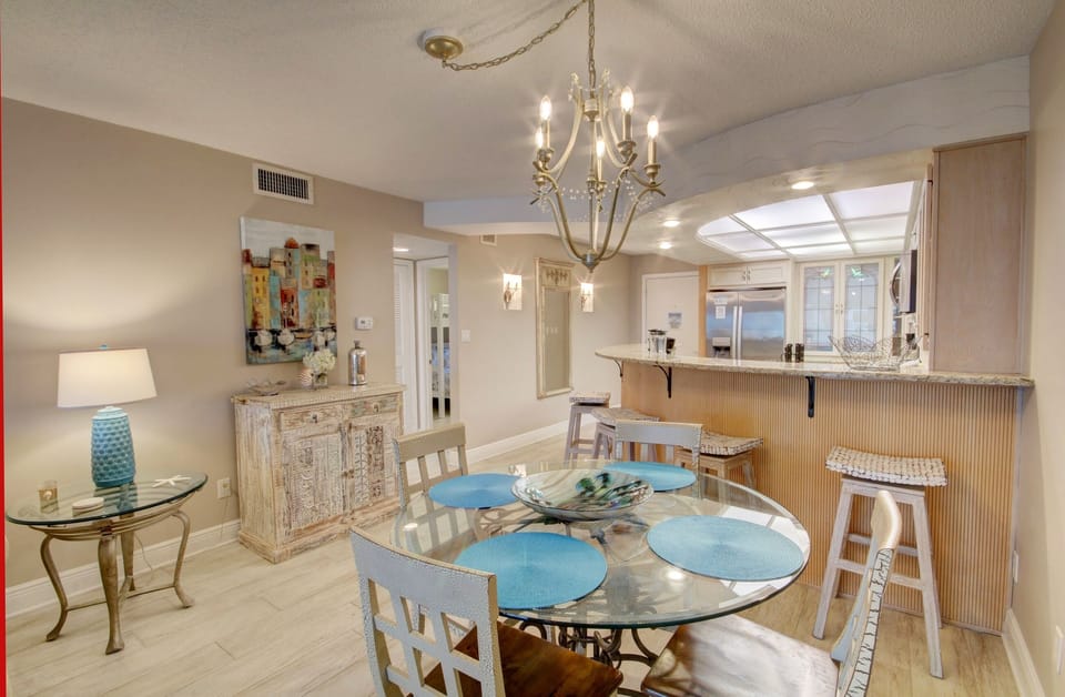 Condo, 2 Bedrooms | Dining