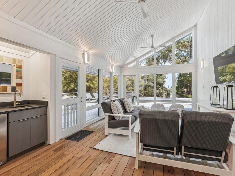 Screened porch lounge—perfect for evenings after the beach.