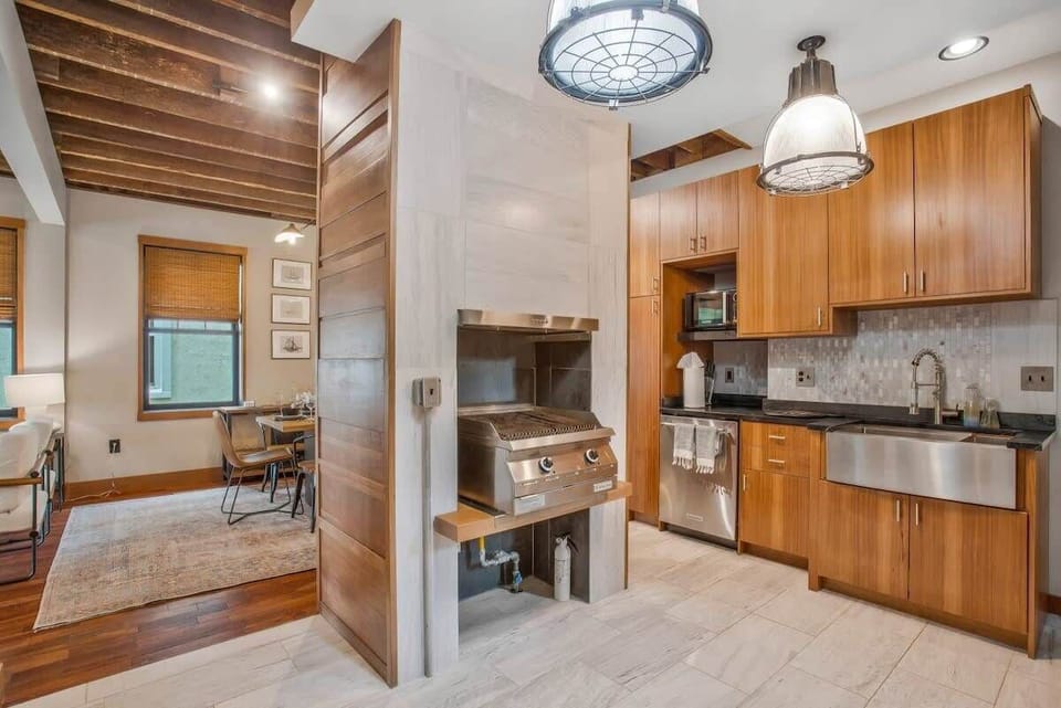 Kitchen with Indoor Gas-Powered Grill 