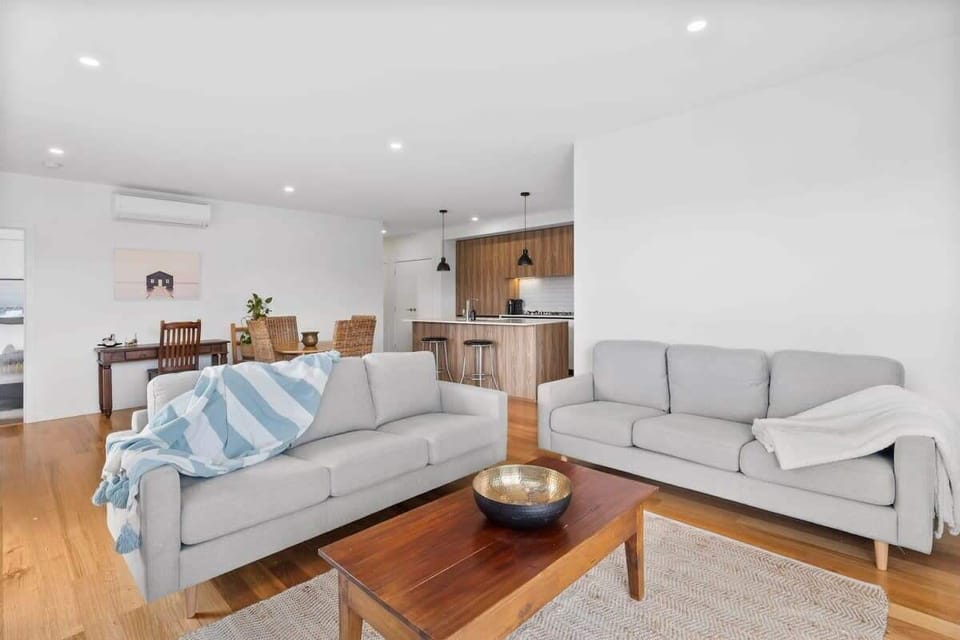 Contemporary coastal aesthetic