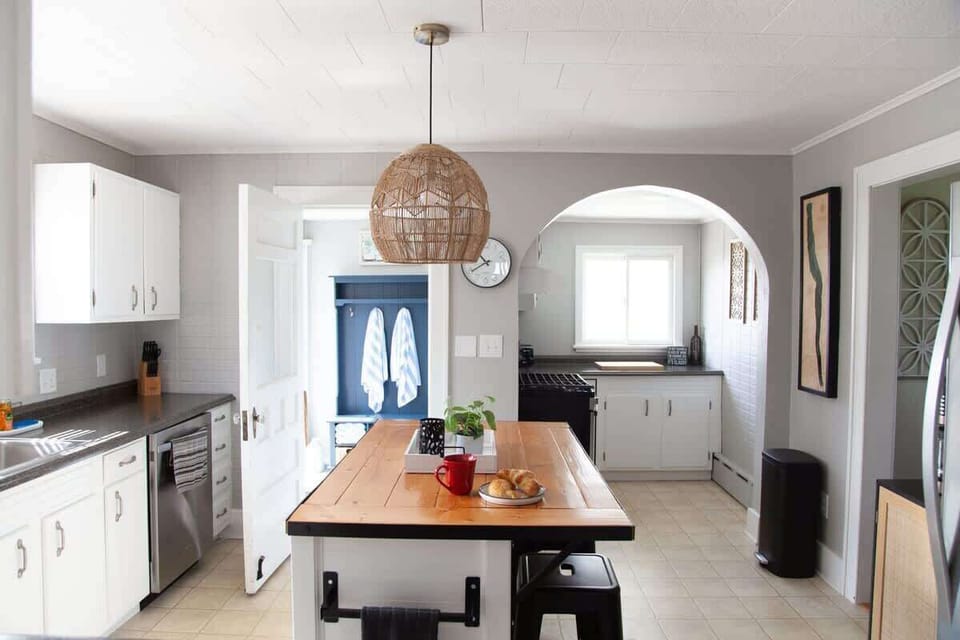 Kitchen– Fully equipped kitchen with modern appliances and prep space.